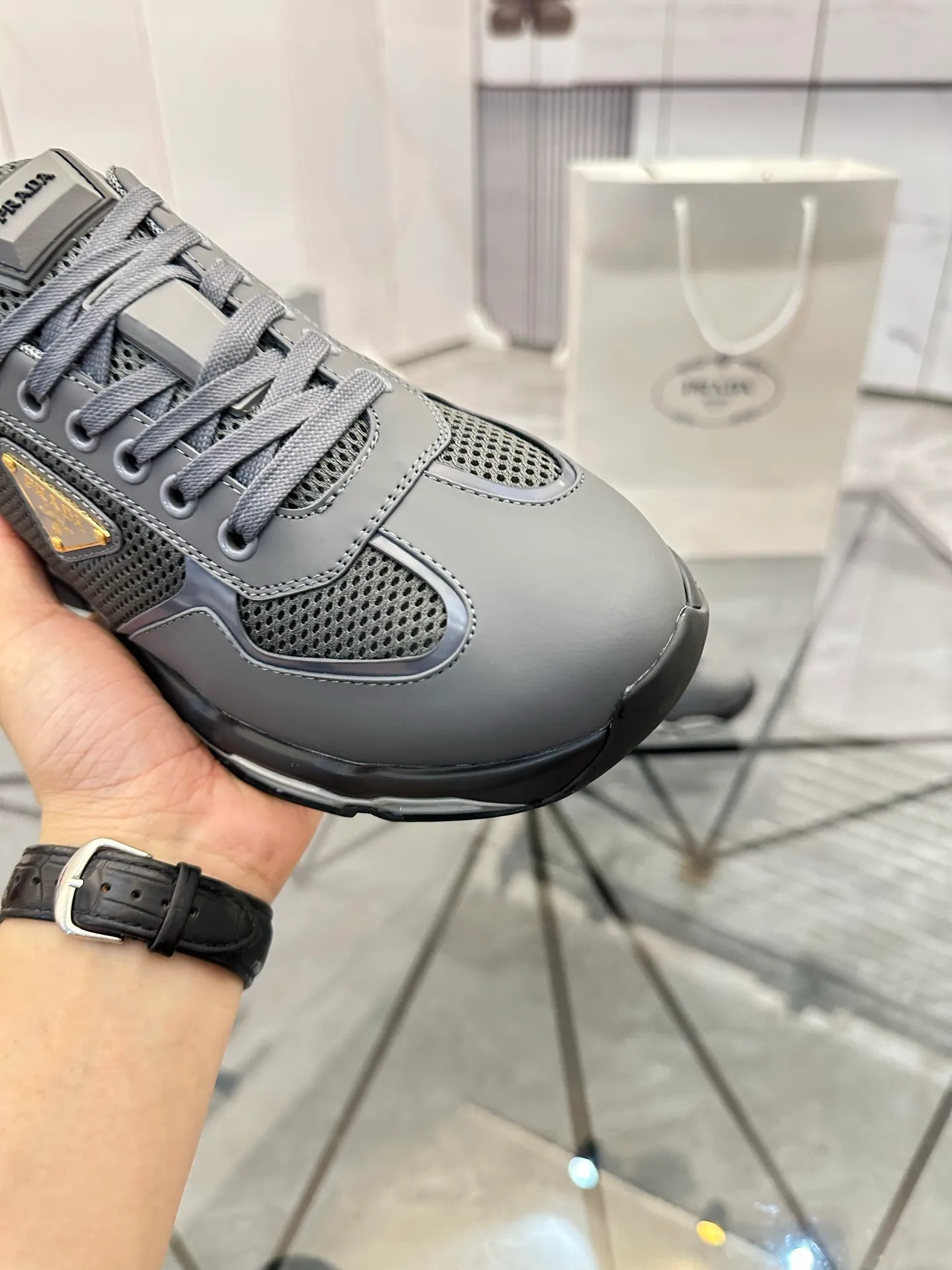 Men's shoes for sale 💰: 💰P660¥ High-end top quality Product trademark: Prada *"Prada*" low-top casual shoes Regular size: 38-45 (can be customized to 46) Product materials: Upper imported first-layer cowhide spliced ​​with original fabric, breathable lining, cowhide foot pads, original air cushion outsole. No.: 001